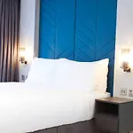Roomzzz 公寓式酒店