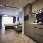 Roomzzz Apartmanhotel 4*