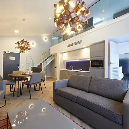 Roomzzz Aparthotel 4*