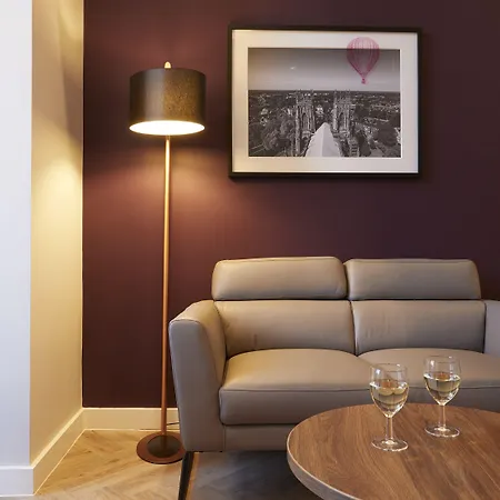 アパートホテル Roomzzz 4*