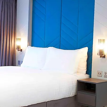 Roomzzz 4* York