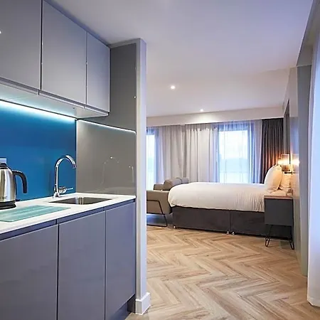 Roomzzz Apart-hotel 4*
