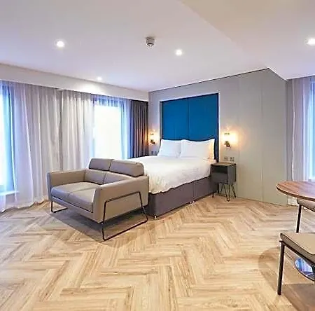 Roomzzz 4*