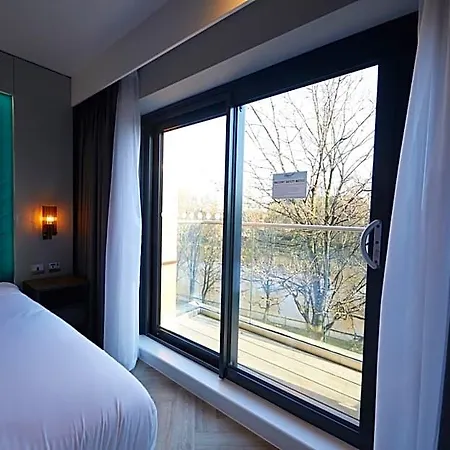 Roomzzz Apart-hotel 4*