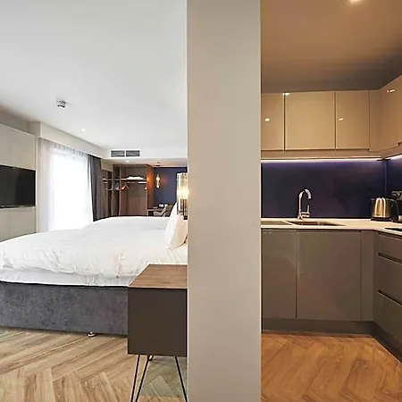 Roomzzz Apart-hotel 4*