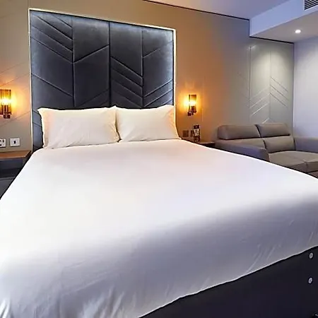 Roomzzz 4* York