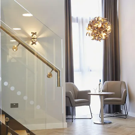 Roomzzz 4* York