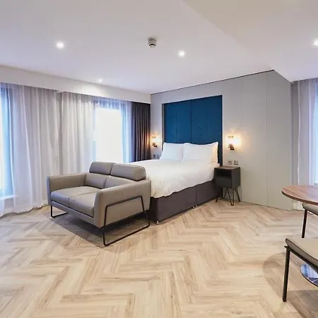 Apartahotel Roomzzz 4*