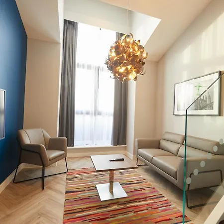 Apartmanhotel Roomzzz 4*