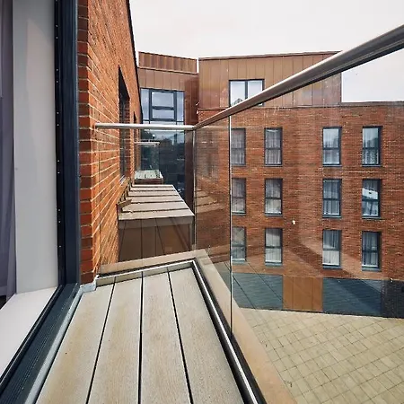 Roomzzz 4* York