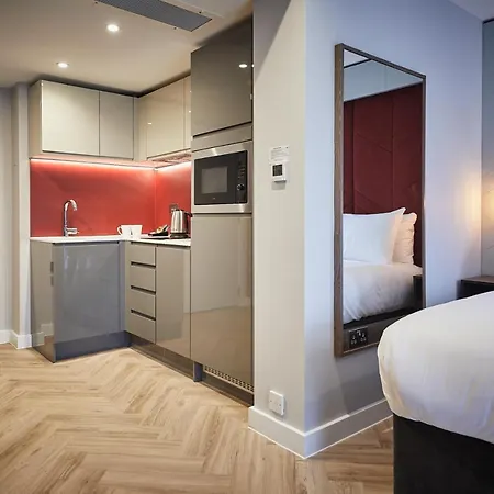 Roomzzz Aparthotel 4*