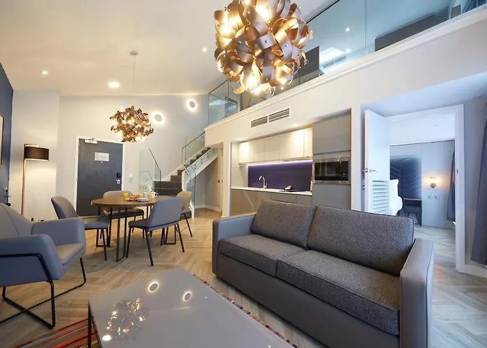 Roomzzz Aparthotel 4*