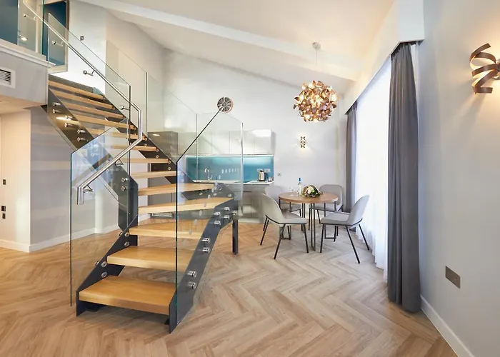 Roomzzz Aparthotel 4*