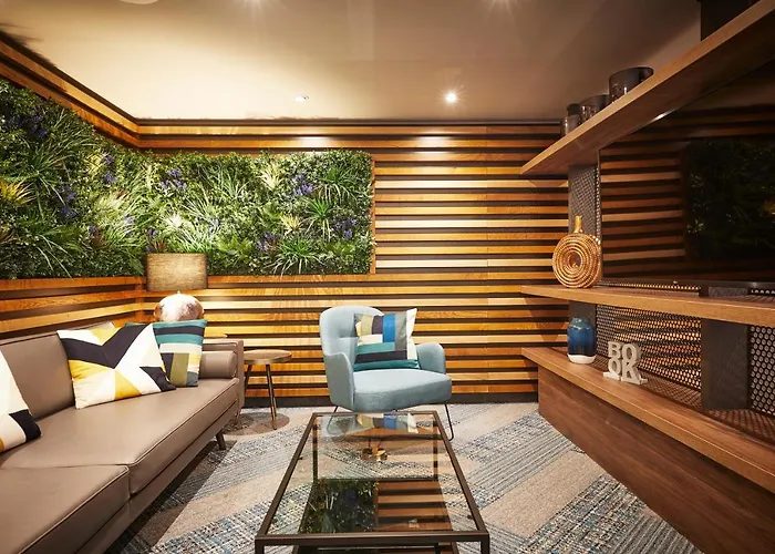 Roomzzz Aparthotel York