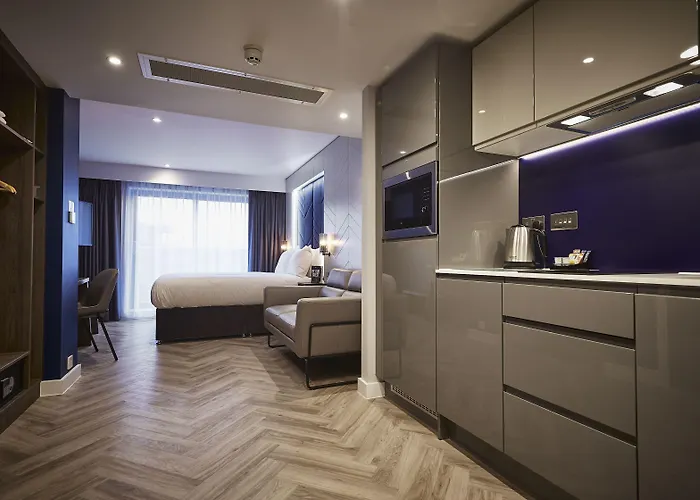 Roomzzz Aparthotel 4*