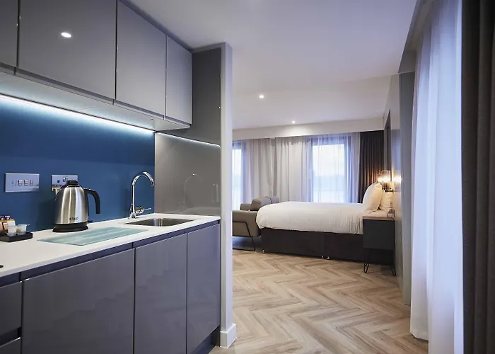 Roomzzz Aparthotel York