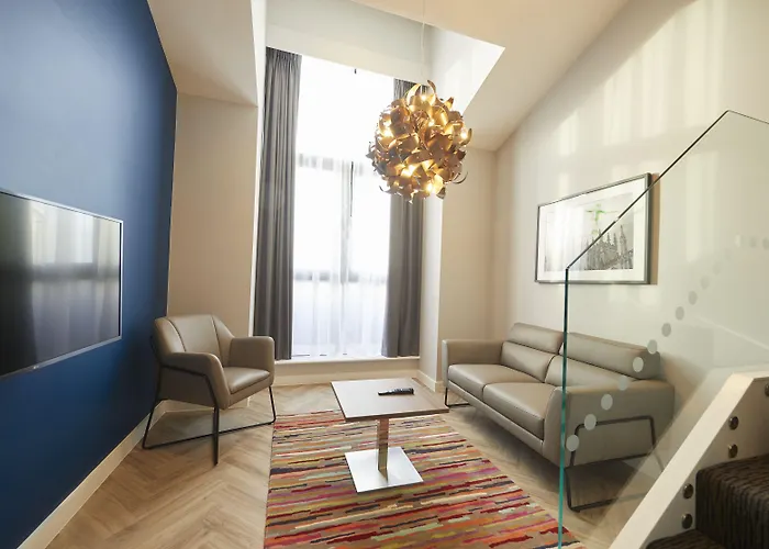 Roomzzz Aparthotel 4*