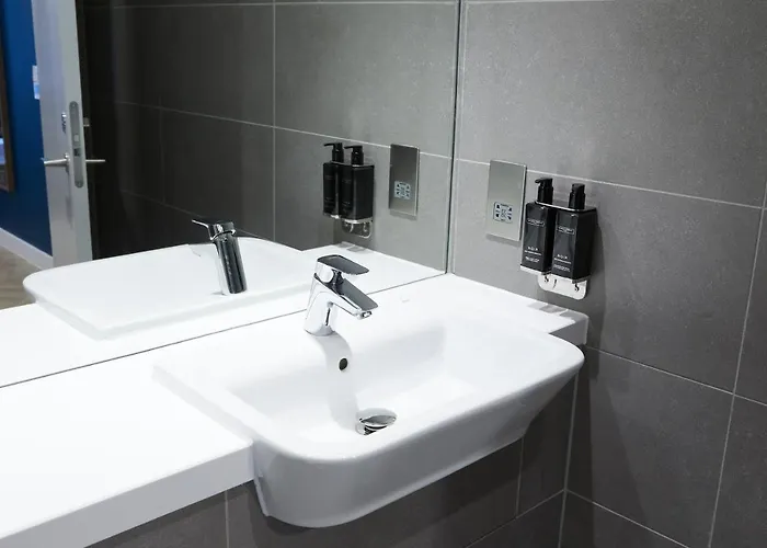 Roomzzz Aparthotel York