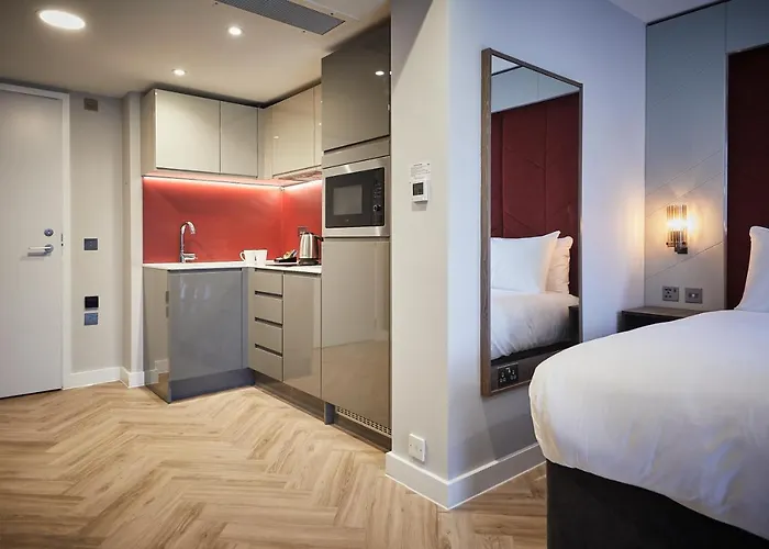 Roomzzz Aparthotel 4*