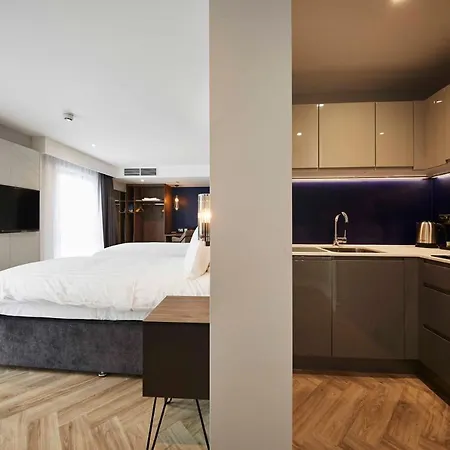 Roomzzz 4*