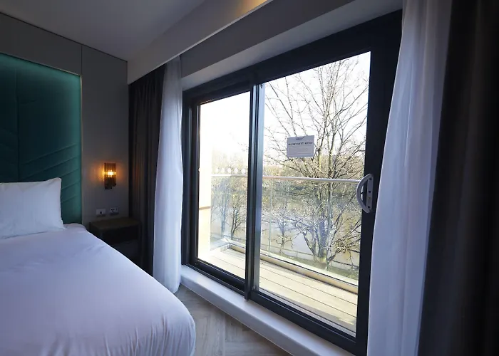 Roomzzz 公寓式酒店 4*